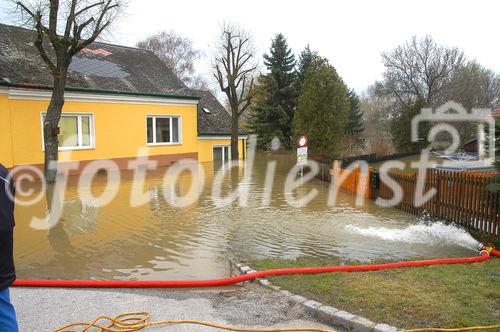 (C) fotodienst/Walter Vymyslicky - Angern 05.04.2006 - FOTO.: Die Häuser entlang der March stehen teilweise schon unter Wasser.