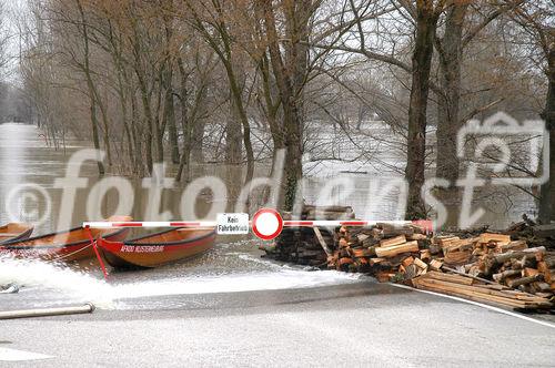 (C) fotodienst/Walter Vymyslicky - Angern 05.04.2006 - FOTO.: Die Zufahrt zur Fähre in die Slovakei.