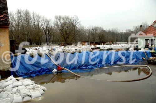 (C) fotodienst/Walter Vymyslicky - Angern 05.04.2006 - FOTO.: Um den Druck des Wassers auszugleichen wurde ein zweiter Wall errichtet, und der Zwischenraum mit Wasser gefüllt.