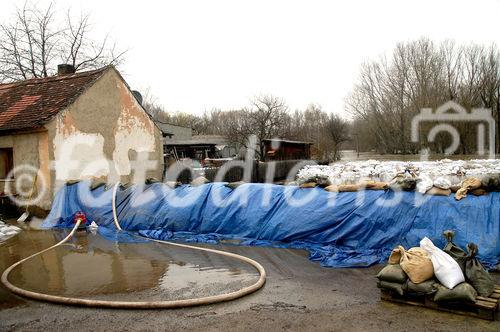 (C) fotodienst/Walter Vymyslicky - Angern 05.04.2006 - FOTO.: Um den Druck des Wassers auszugleichen wurde ein zweiter Wall errichtet, und der Zwischenraum mit Wasser gefüllt.