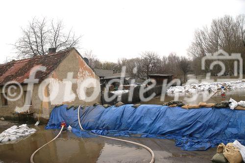 (C) fotodienst/Walter Vymyslicky - Angern 05.04.2006 - FOTO.: Um den Druck des Wassers auszugleichen wurde ein zweiter Wall errichtet, und der Zwischenraum mit Wasser gefüllt.