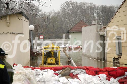 (C) fotodienst/Walter Vymyslicky - Angern 05.04.2006 - FOTO.: Um den Druck des Wassers auszugleichen wurde ein zweiter Wall errichtet, und der Zwischenraum mit Wasser gefüllt.