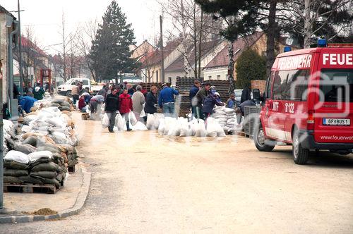 (C) fotodienst/Walter Vymyslicky - Angern 05.04.2006 - FOTO.: Die Bevölkerung hilft den Feuerwehrleuten die Sandsäcke zu füllen.