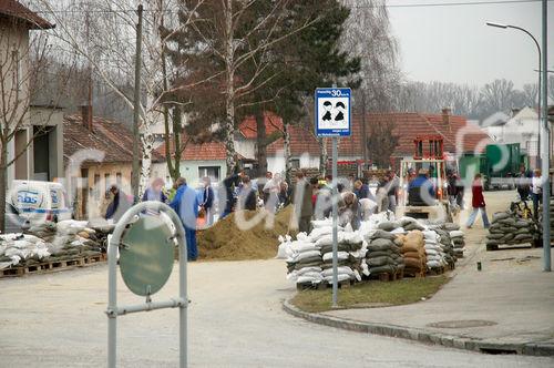 (C) fotodienst/Walter Vymyslicky - Angern 05.04.2006 - FOTO.: Die Bevölkerung half mit die Sandsäcke zu füllen.