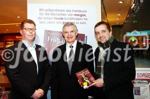 Thomas Schäfer-Elmayer präsentiert sein Buch in der Thalia-Buchhandlung Europark
Franz Steiner - Verlagsleiter von ECOWIN, Elmayer, Thomas Witzany - seine Karikaturen zieren das Buch
www.siebinger.com
