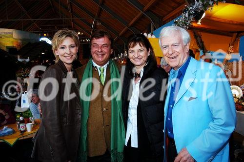 Ostermarkt auf Gut Aiderbichl
Claudia Jung, Michael Aufhauser, Susanne Riess-PAsser, Prof. Hademar Bankhofer
www.siebinger.com