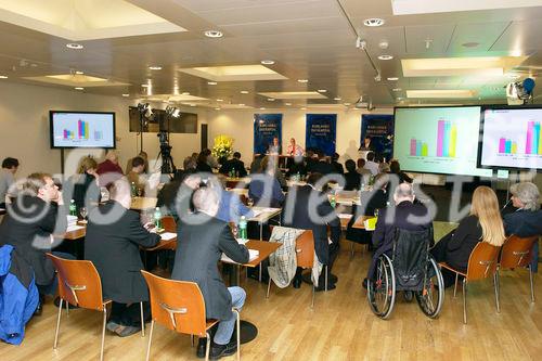 Medienorientierung Jahresergebnis 2005 der Ringier AG. Bild: Praesentation der Umsatzzahlen, Medienleute, Journalisten