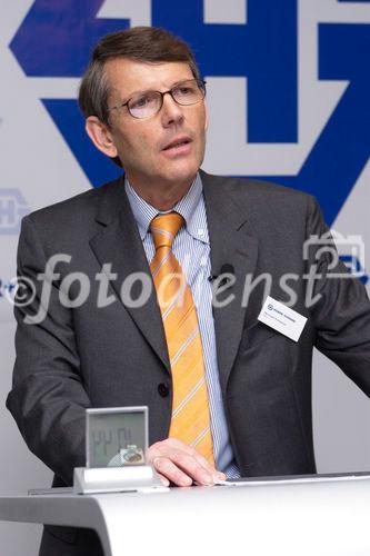 Bilanzmedienkonferenz Huber+Suhner AG. Bild Bernhard Schwarzer, CFO, Leiter Finanzen