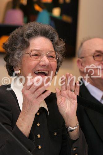 (C) fotodienst/Anna Rauchenberger - Wien 22.02.2006 - Robert Hammerstiel verarbeitet seine Kindheitserlebnisse in seinen Malereien und Graphiken. FOTO: Elisabeth Leopold, Gattin des gesundheitlich verhinderten Prof. Dr. Rudolf Leopold (Museologischer Direktor, Leopoldmuseum, Kurator der Ausstellung).