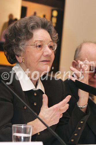 (C) fotodienst/Anna Rauchenberger - Wien 22.02.2006 - Robert Hammerstiel verarbeitet seine Kindheitserlebnisse in seinen Malereien und Graphiken. FOTO: Elisabeth Leopold, Gattin des gesundheitlich verhinderten Prof. Dr. Rudolf Leopold (Museologischer Direktor, Leopoldmuseum, Kurator der Ausstellung).