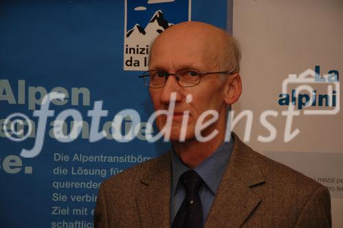 (C) fotodienst/ Marco Frauchiger - Bern 20.02.2006 – Die Alpen-Initiative zieht nach 12 Jahren Bilanz über den Alpenschutzartikel und informiert über das weitere Vorgehen von der Verlagerung des Schwerverkehrs auf die Schiene. FOTO: Alf Arnold (Geschätsführer Alpen- Initiative).