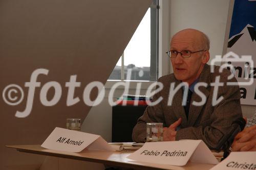 (C) fotodienst/ Marco Frauchiger - Bern 20.02.2006 – Die Alpen-Initiative zieht nach 12 Jahren Bilanz über den Alpenschutzartikel und informiert über das weitere Vorgehen von der Verlagerung des Schwerverkehrs auf die Schiene. FOTO: Alf Arnold (Geschätsführer Alpen- Initiative).