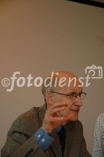 (C) fotodienst/ Marco Frauchiger - Bern 20.02.2006 – Die Alpen-Initiative zieht nach 12 Jahren Bilanz über den Alpenschutzartikel und informiert über das weitere Vorgehen von der Verlagerung des Schwerverkehrs auf die Schiene. FOTO: Alf Arnold (Geschätsführer Alpen- Initiative).