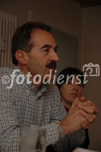 (C) fotodienst/ Marco Frauchiger - Bern 20.02.2006 – Die Alpen-Initiative zieht nach 12 Jahren Bilanz über den Alpenschutzartikel und informiert über das weitere Vorgehen von der Verlagerung des Schwerverkehrs auf die Schiene. FOTO: v.l Fabio Pedrina (Nationalrat (SP/TI), Präsident Alpen-Initiative); Christa Mutter (Vorstands- und Ausschussmitglied Alpen-Initiative).