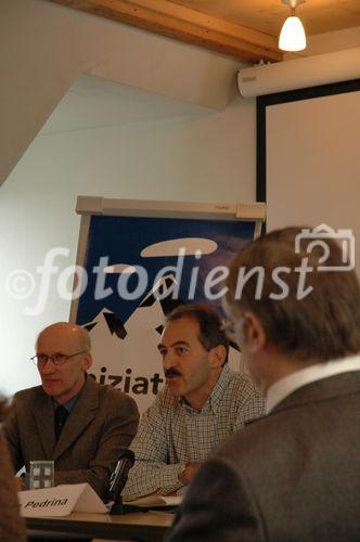 (C) fotodienst/ Marco Frauchiger - Bern 20.02.2006 – Die Alpen-Initiative zieht nach 12 Jahren Bilanz über den Alpenschutzartikel und informiert über das weitere Vorgehen von der Verlagerung des Schwerverkehrs auf die Schiene. FOTO: v.l Alf Arnold (Geschätsführer Alpen- Initiative); Fabio Pedrina (Nationalrat (SP/TI), Präsident Alpen-Initiative).