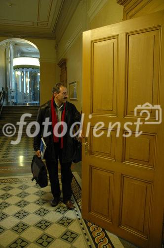 (C) fotodienst/ Marco Frauchiger - Bern 20.02.2006 – Die Alpen-Initiative zieht nach 12 Jahren Bilanz über den Alpenschutzartikel und informiert über das weitere Vorgehen von der Verlagerung des Schwerverkehrs auf die Schiene. FOTO: Fabio Pedrina (Nationalrat (SP/TI), Präsident Alpen-Initiative).