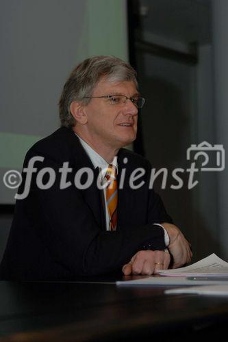 (C)fotodienst/Fabio Confessore - Zürich - 09.02.2006 - Nobel Biocare AG: Bilanz-Medienkonferenz 2005
- Fr. Heliane Canepa (President & CEO)
- Hr. Thomas Bögli 
- Presentationsstand