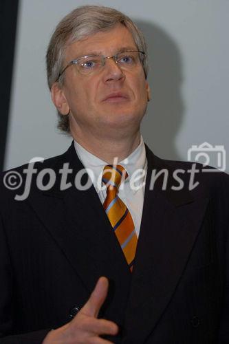 (C)fotodienst/Fabio Confessore - Zürich - 09.02.2006 - Nobel Biocare AG: Bilanz-Medienkonferenz 2005
- Fr. Heliane Canepa (President & CEO)
- Hr. Thomas Bögli 
- Presentationsstand