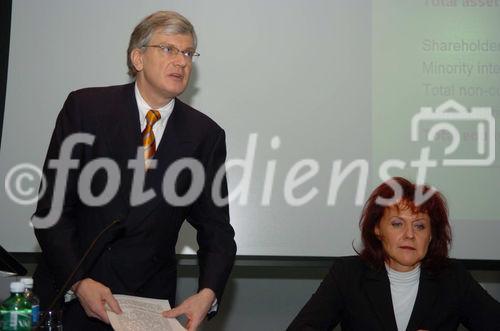 (C)fotodienst/Fabio Confessore - Zürich - 09.02.2006 - Nobel Biocare AG: Bilanz-Medienkonferenz 2005
- Fr. Heliane Canepa (President & CEO)
- Hr. Thomas Bögli 
- Presentationsstand