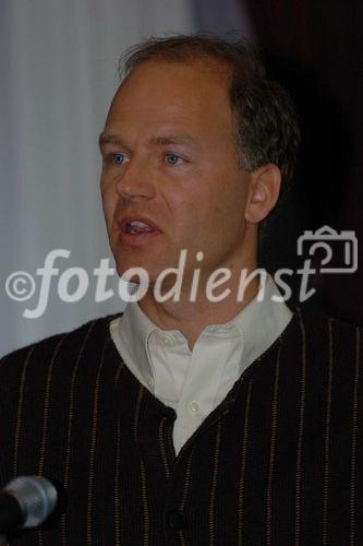 (C)fotodienst/Fabio Confessore - Zürich - 03.02.2006 - Dr. Axel Finckh (Genf)
Preisträger für den Bereich Rheumatologie, Immunologie und klinische Immunologie.
Thema: Wirksamkeit der Anti-TNF-Therapie zur Prävention der Gelenkzerstörung bei der chronischen Polyarthritis.