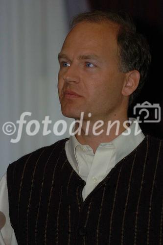 (C)fotodienst/Fabio Confessore - Zürich - 03.02.2006 - Dr. Axel Finckh (Genf)
Preisträger für den Bereich Rheumatologie, Immunologie und klinische Immunologie.
Thema: Wirksamkeit der Anti-TNF-Therapie zur Prävention der Gelenkzerstörung bei der chronischen Polyarthritis.