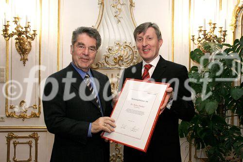 (C) fotodienst/Anna Rauchenberger - Wien 30.01.2006 - Bei einer pressetext-Leserumfrage erkoren die pressetext-Kunden Bundespräsident Dr. Heinz Fischer zum Meinungsbildner Nr. 1. FOTO: Dr. Franz Temmel (GF Pressetext) überreicht die Urkunde Bundespräsident Heinz Fischer. 