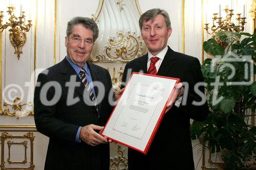 (C) fotodienst/Anna Rauchenberger - Wien 30.01.2006 - Bei einer pressetext-Leserumfrage erkoren die pressetext-Kunden Bundespräsident Dr. Heinz Fischer zum Meinungsbildner Nr. 1. FOTO: Dr. Franz Temmel (GF Pressetext) überreicht die Urkunde Bundespräsident Heinz Fischer. 