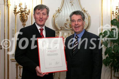 (C) fotodienst/Anna Rauchenberger - Wien 30.01.2006 - Bei einer pressetext-Leserumfrage erkoren die pressetext-Kunden Bundespräsident Dr. Heinz Fischer zum Meinungsbildner Nr. 1. FOTO: Dr. Franz Temmel (GF Pressetext) überreicht die Urkunde Bundespräsident Heinz Fischer. 