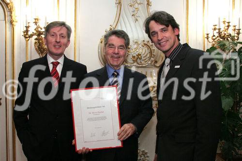 (C) fotodienst/Anna Rauchenberger - Wien 30.01.2006 - Bei einer pressetext-Leserumfrage erkoren die pressetext-Kunden Bundespräsident Dr. Heinz Fischer zum Meinungsbildner Nr. 1. FOTO: Dr. Franz Temmel und Dr. Wilfried Seywald (GF Pressetext) überreichen die Urkunde Bundespräsident Heinz Fischer. 