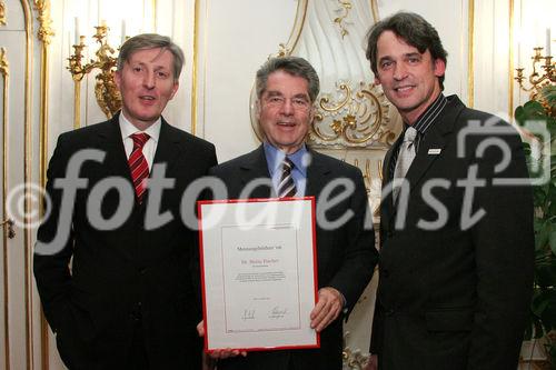 (C) fotodienst/Anna Rauchenberger - Wien 30.01.2006 - Bei einer pressetext-Leserumfrage erkoren die pressetext-Kunden Bundespräsident Dr. Heinz Fischer zum Meinungsbildner Nr. 1. FOTO: Dr. Franz Temmel und Dr. Wilfried Seywald (GF Pressetext) überreichen die Urkunde Bundespräsident Heinz Fischer. 