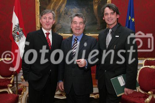 (C) fotodienst/Anna Rauchenberger - Wien 30.01.2006 - Bei einer pressetext-Leserumfrage erkoren die pressetext-Kunden Bundespräsident Dr. Heinz Fischer zum Meinungsbildner Nr. 1. FOTO v.l.: Dr. Franz Temmel (GF Pressetext), Bundespräsident Heinz Fischer und Dr. Wilfried Seywald (GF Pressetext).