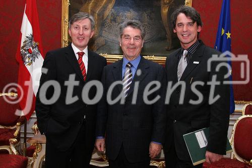 (C) fotodienst/Anna Rauchenberger - Wien 30.01.2006 - Bei einer pressetext-Leserumfrage erkoren die pressetext-Kunden Bundespräsident Dr. Heinz Fischer zum Meinungsbildner Nr. 1. FOTO v.l.: Dr. Franz Temmel (GF Pressetext), Bundespräsident Heinz Fischer und Dr. Wilfried Seywald (GF Pressetext).