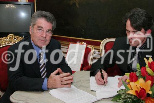 (C) fotodienst/Anna Rauchenberger - Wien 30.01.2006 - Bei einer pressetext-Leserumfrage erkoren die pressetext-Kunden Bundespräsident Dr. Heinz Fischer zum Meinungsbildner Nr. 1. FOTO v.l.: Bundespräsident Heinz Fischer  im Interview mit Dr. Wilfried Seywald (GF Pressetext).