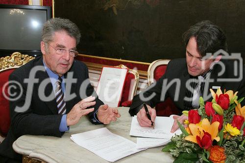 (C) fotodienst/Anna Rauchenberger - Wien 30.01.2006 - Bei einer pressetext-Leserumfrage erkoren die pressetext-Kunden Bundespräsident Dr. Heinz Fischer zum Meinungsbildner Nr. 1. FOTO v.l.: Bundespräsident Heinz Fischer  im Interview mit Dr. Wilfried Seywald (GF Pressetext).