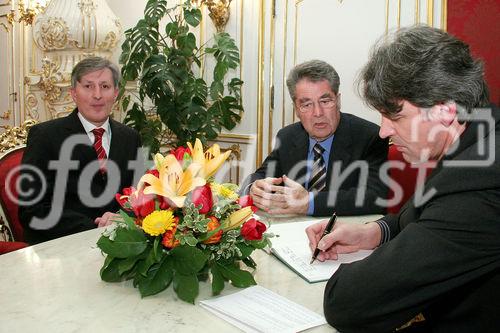 (C) fotodienst/Anna Rauchenberger - Wien 30.01.2006 - Bei einer pressetext-Leserumfrage erkoren die pressetext-Kunden Bundespräsident Dr. Heinz Fischer zum Meinungsbildner Nr. 1. FOTO v.l.: Dr. Franz Temmel (GF Pressetext), Bundespräsident Heinz Fischer und Dr. Wilfried Seywald (GF Pressetext).