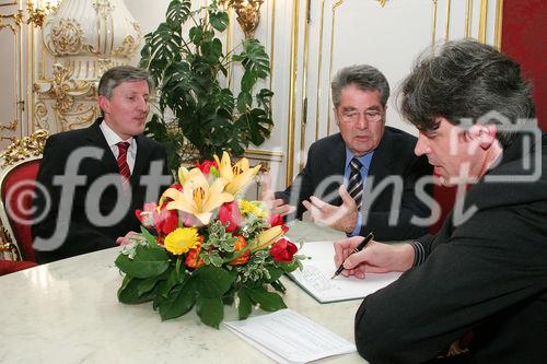 (C) fotodienst/Anna Rauchenberger - Wien 30.01.2006 - Bei einer pressetext-Leserumfrage erkoren die pressetext-Kunden Bundespräsident Dr. Heinz Fischer zum Meinungsbildner Nr. 1. FOTO v.l.: Dr. Franz Temmel (GF Pressetext), Bundespräsident Heinz Fischer und Dr. Wilfried Seywald (GF Pressetext).