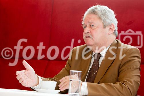 (c) fotodienst / Anna Rauchenberger - Wien, am 16.11.2010 - Im Rahmen einer Pressekonferenz im Justizcafé präsentierte heute die Firma 'Consultor' nicht nur ihr Unternehmensprofil, sondern auch Versicherungskonzepte für Managerhaftpflicht (D&O) sowie ein in Österreich weitgehend unbekannten Berufsbild ? das des Assekuradeurs. FOTO: Dr. Helmut Tenschert, Geschäftsführender Gesellschafter, Consultor  Versicherungsservice