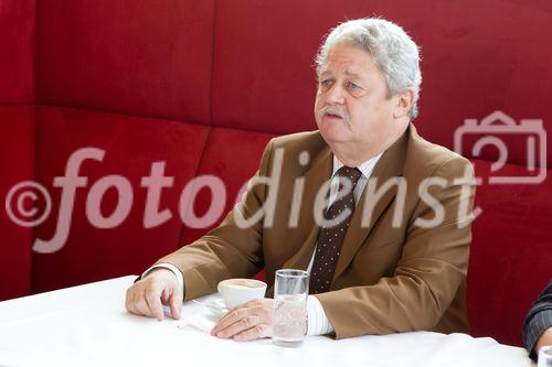 (c) fotodienst / Anna Rauchenberger - Wien, am 16.11.2010 - Im Rahmen einer Pressekonferenz im Justizcafé präsentierte heute die Firma 'Consultor' nicht nur ihr Unternehmensprofil, sondern auch Versicherungskonzepte für Managerhaftpflicht (D&O) sowie ein in Österreich weitgehend unbekannten Berufsbild ? das des Assekuradeurs. FOTO: Dr. Helmut Tenschert, Geschäftsführender Gesellschafter, Consultor  Versicherungsservice