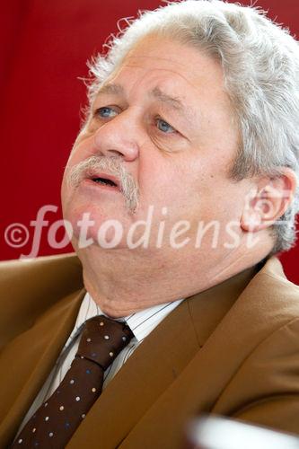 (c) fotodienst / Anna Rauchenberger - Wien, am 16.11.2010 - Im Rahmen einer Pressekonferenz im Justizcafé präsentierte heute die Firma 'Consultor' nicht nur ihr Unternehmensprofil, sondern auch Versicherungskonzepte für Managerhaftpflicht (D&O) sowie ein in Österreich weitgehend unbekannten Berufsbild ? das des Assekuradeurs. FOTO: Dr. Helmut Tenschert, Geschäftsführender Gesellschafter, Consultor  Versicherungsservice