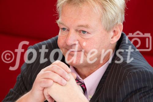 (c) fotodienst / Anna Rauchenberger - Wien, am 16.11.2010 - Im Rahmen einer Pressekonferenz im Justizcafé präsentierte heute die Firma 'Consultor' nicht nur ihr Unternehmensprofil, sondern auch Versicherungskonzepte für Managerhaftpflicht (D&O) sowie ein in Österreich weitgehend unbekannten Berufsbild ? das des Assekuradeurs. FOTO: MMag. Wolfgang Alphart, Geschäftsführender Gesellschafter, Consultor  Versicherungsservice und Wirtschaftsberatung