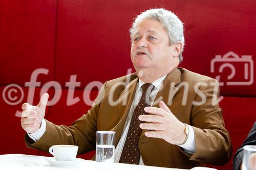 (c) fotodienst / Anna Rauchenberger - Wien, am 16.11.2010 - Im Rahmen einer Pressekonferenz im Justizcafé präsentierte heute die Firma 'Consultor' nicht nur ihr Unternehmensprofil, sondern auch Versicherungskonzepte für Managerhaftpflicht (D&O) sowie ein in Österreich weitgehend unbekannten Berufsbild ? das des Assekuradeurs. FOTO: Dr. Helmut Tenschert, Geschäftsführender Gesellschafter, Consultor  Versicherungsservice