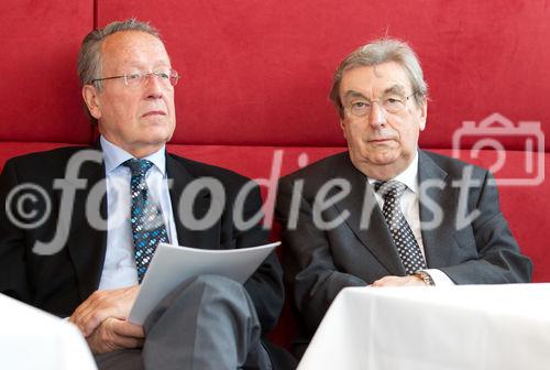 (c) fotodienst / Anna Rauchenberger - Wien, am 16.11.2010 - Im Rahmen einer Pressekonferenz im Justizcafé präsentierte heute die Firma 'Consultor' nicht nur ihr Unternehmensprofil, sondern auch Versicherungskonzepte für Managerhaftpflicht (D&O) sowie ein in Österreich weitgehend unbekannten Berufsbild ? das des Assekuradeurs. FOTO v.l.: Dr. Hans Peer, GD Generali Versicherung i.R., Fachbeirat Consultor GmbH, Dr. Franz Aust, Gründer und GF Consultor i.R., Fachbeirat Consultor GmbH