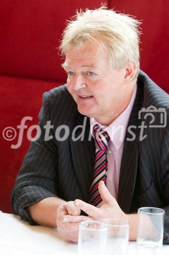 (c) fotodienst / Anna Rauchenberger - Wien, am 16.11.2010 - Im Rahmen einer Pressekonferenz im Justizcafé präsentierte heute die Firma 'Consultor' nicht nur ihr Unternehmensprofil, sondern auch Versicherungskonzepte für Managerhaftpflicht (D&O) sowie ein in Österreich weitgehend unbekannten Berufsbild ? das des Assekuradeurs. FOTO: MMag. Wolfgang Alphart, Geschäftsführender Gesellschafter, Consultor  Versicherungsservice und Wirtschaftsberatung