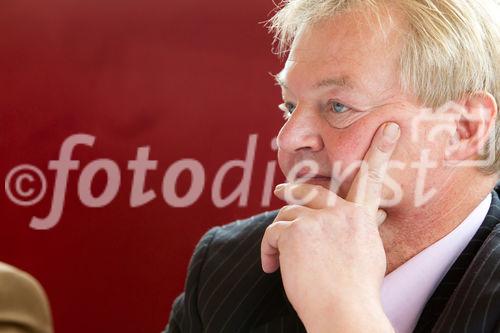 (c) fotodienst / Anna Rauchenberger - Wien, am 16.11.2010 - Im Rahmen einer Pressekonferenz im Justizcafé präsentierte heute die Firma 'Consultor' nicht nur ihr Unternehmensprofil, sondern auch Versicherungskonzepte für Managerhaftpflicht (D&O) sowie ein in Österreich weitgehend unbekannten Berufsbild ? das des Assekuradeurs. FOTO: MMag. Wolfgang Alphart, Geschäftsführender Gesellschafter, Consultor  Versicherungsservice und Wirtschaftsberatung