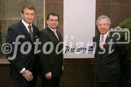 Das Style Hotel Vienna in der Herrengasse in Wien gehört ab sofort zur Rezidor SAS Hospitality Group. Bild v.l.: Alfio Bernardini (Genreal Manager Style Hotel Vienna), Heimo Leitgeb (Regionalmanager Radisson SAS Österreich und Osteuropa), Kurt Ritter (CEO der Rezidor SAS Hospitality Group). Foto: Anna Rauchenberger, am 17.01.06