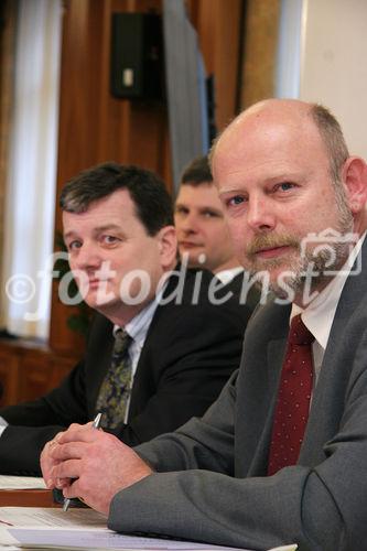  Die Österreichische Nationalbank präsentiert die Fälschungsstatistik 2005. Bild v.r.: Mag. Erich Zwettler (BM für Inneres, Bundeskriminalamt), Dr. Stefan Augustin (Hauptabteilungsleiter der Österreichischen Nationalbank), Mag. Georg Krakow (Staatsanwaltschaft Wien, verdeckt). Foto: Anna Rauchenberger, am 13.01.2006