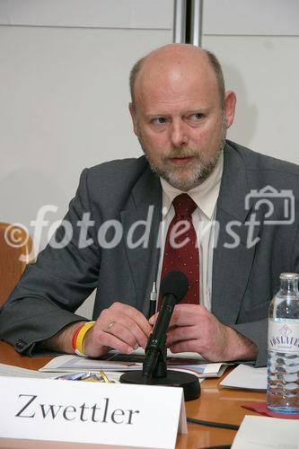  Die Österreichische Nationalbank präsentiert die Fälschungsstatistik 2005. Bild: Mag. Erich Zwettler (BM für Inneres, Bundeskriminalamt). Foto: Anna Rauchenberger, am 13.01.2006