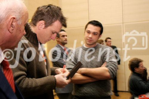  Die Ferien-Messe Wien, Messe für Urlaub, Reisen und Freizeit sowie die Vienna Autoshow wurden heute im Messezentrum feierlich eröffnet. Bild: Fußballstar Andi Herzog gibt Autogramme. Foto: Anna Rauchenberger, am 12.01.2006