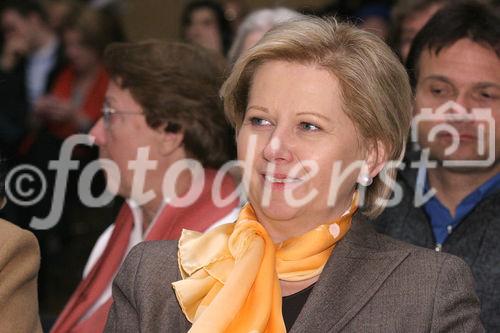  Die Ferien-Messe Wien, Messe für Urlaub, Reisen und Freizeit sowie die Vienna Autoshow wurden heute im Messezentrum feierlich eröffnet. Bild: Komm.-Rat. Brigitte Jank (Präsidentin der Wirtschaftskammer). Foto: Anna Rauchenberger, am 12.01.2006