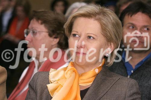  Die Ferien-Messe Wien, Messe für Urlaub, Reisen und Freizeit sowie die Vienna Autoshow wurden heute im Messezentrum feierlich eröffnet. Bild: Komm.-Rat. Brigitte Jank (Präsidentin der Wirtschaftskammer). Foto: Anna Rauchenberger, am 12.01.2006